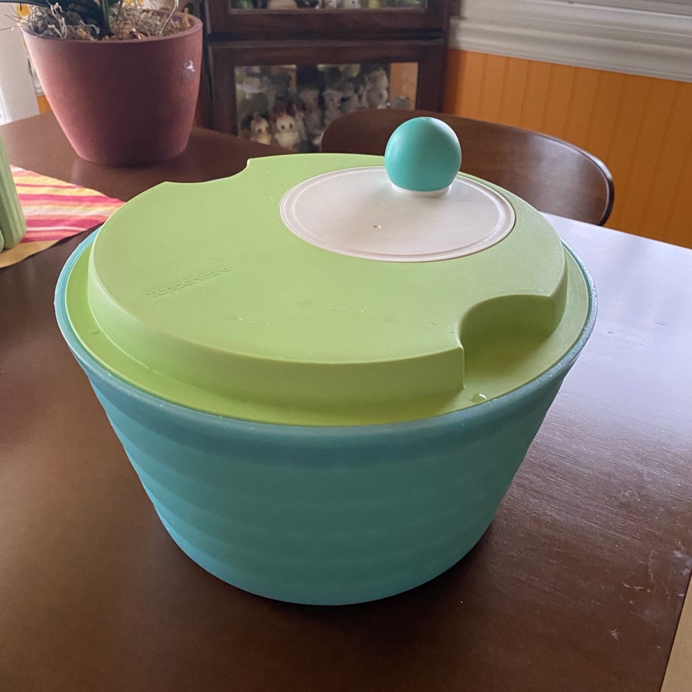 Vintage 4 Piece Tupperware Salad Spinner